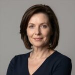 Портрет Марины Волковой, клиента студии Варимдвери, выбравшей двери с зеркалом во весь рост