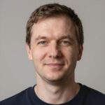 Клиент Артем Соколов после установки дверей с зеркалом во весь рост от студии Варимдвери