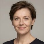 Клиентка Елена Кравцова после установки дверей с зеркалом во весь рост от студии Варимдвери